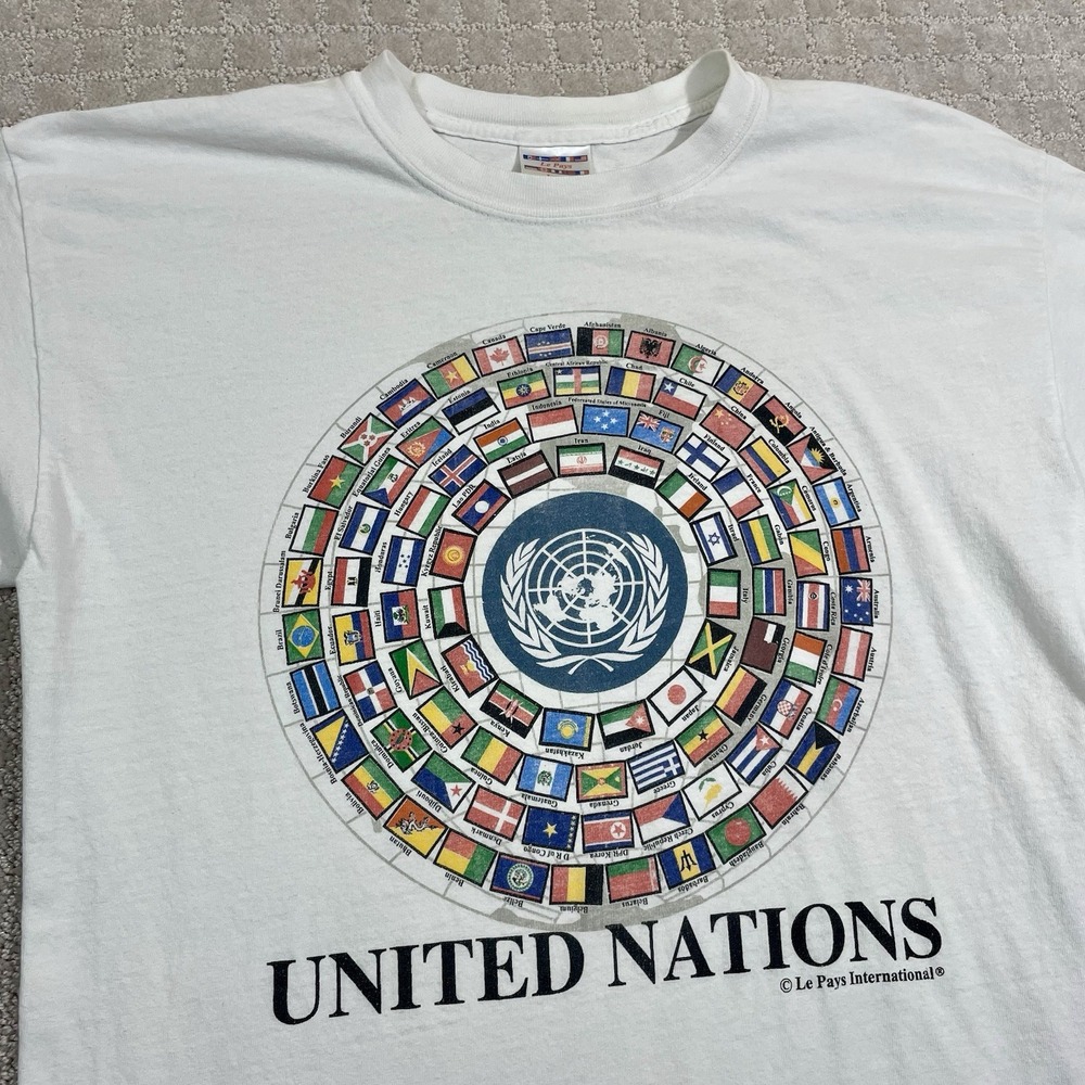 Le Pays International United Nations Flag Graphic Men's Large Vintage Shirt